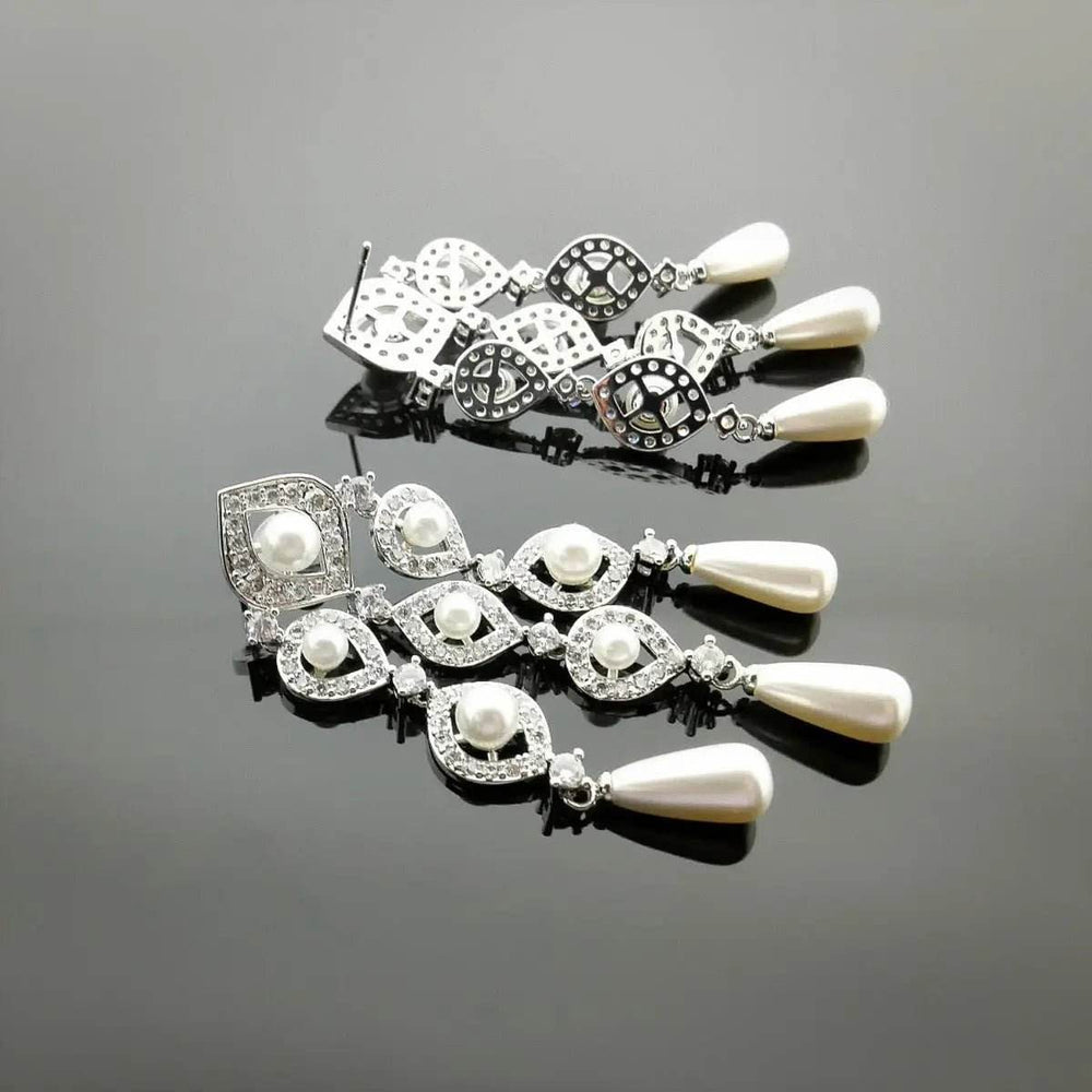 
                      
                        Zilverkleurige chandelier oorhangers met parels en zirkonia's - Victoria Valenza
                      
                    